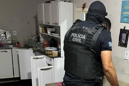 Polcia Civil durante o cumprimento de mandados de busca e apreenso 