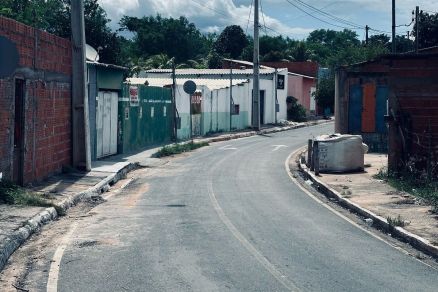 Rua de loteamento que pode ser demolido at� o m�s que vem, no Bairro Jo�o Bosco Pinheiro