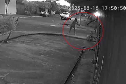 Momento em que vtima  alvejada a tiros, foram cerca de 13 disparos