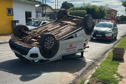 O veculo Fiat Mobi, que capotou em Vrzea Grande 