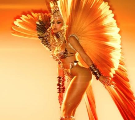 A apresentadora Sabrina Sato pronta para o desfile em S�o Paulo