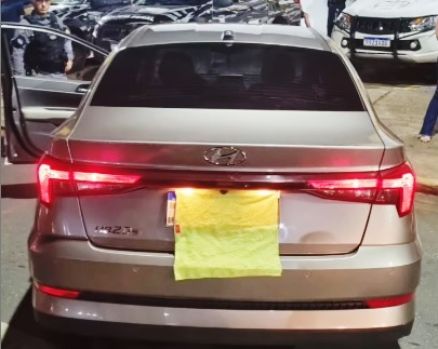 Veiculo com a placa tampada por motorista: infra��o grav�ssima