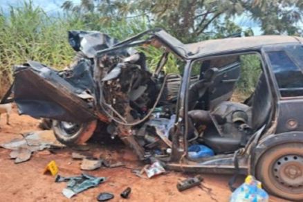 O Fiat Uno em que fam�lia estava ficou completamente destru�do ap�s colis�o 