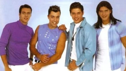 Klaus Hee (ponta esquerda) foi integrante da boyband brasileira Domin� no in�cio dos anos 2000