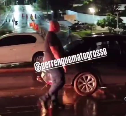 O prefeito de Cuiab� Abilio Brunini auxiliando os motoristas