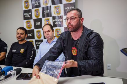 O delegado Bruno Abreu (direita), da Delegacia de Homicdios e Proteo  Pessoa