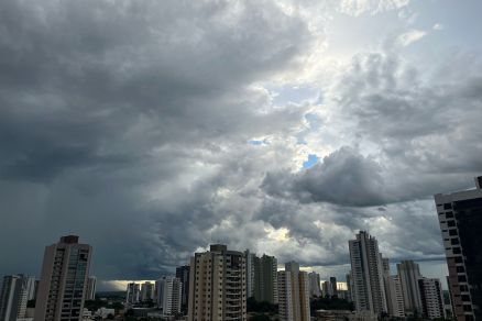 Sol aparece entre as nuvens, mas temporais podem surpreender � tarde e � noite