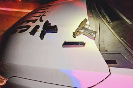 As armas apreendidas no suposto confronto; a pistola preta teria usada na morte de Nery