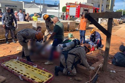 Momento em que bombeiros e socorristas do Samu atendiam as v�timas