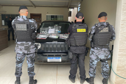 Policiais do Gaeco em um dos endereos visitados nesta sexta