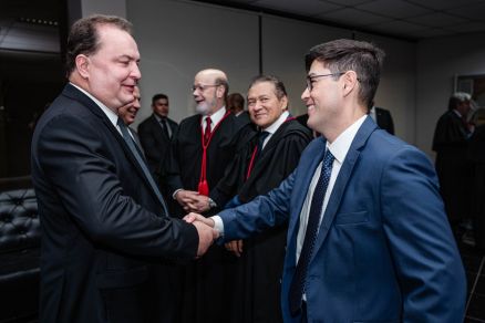 O presidente da Assembleia Legislativa, Max Russi, e o novo desembargador do TJMT, Deosdete Cruz