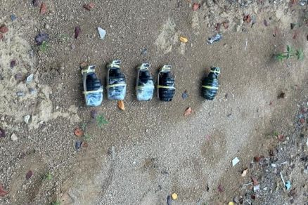 Os dispositivos foram encontrados na casa da mulher, de 34 anos, que pertence � fac��o criminosa