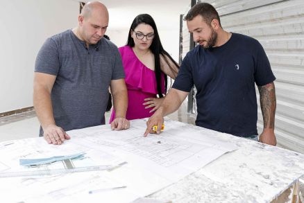 Prefeito Abilio Brunini e primeira-dama e veradora Samantha Iris, durante visita em obra