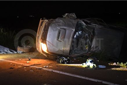 Ve�culo que capotou ap�s tentativa de ultrapassagem 