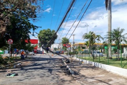 O poste que foi derrubado na avenida Fernando Corra da Costa