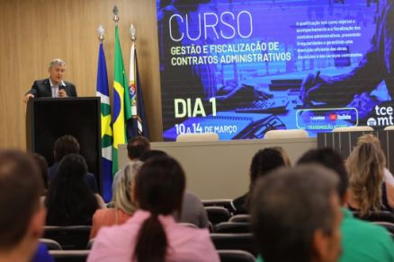 Supervisor da Escola Superior de Contas, conselheiro Waldir Teis, durante abertura da capacitao