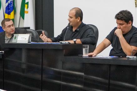 Comisso de Fiscalizao durante apresentao dos dados em relatrio 