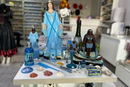 Artigos religiosos vendidos em empresa de MT 