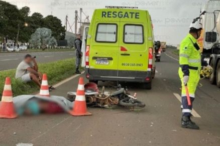 O corpo da vtima, a moto e a viatura que atuou na ocorrncia