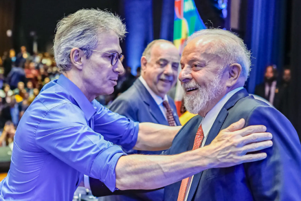O governador Romeu Zema e o presidente Lula se cumprimentam 