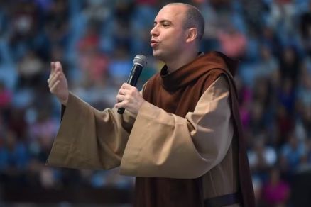 Frei Gilson reuniu mais de 1 milh�o de fi�is em lives na madrugada