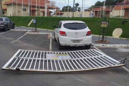 Port�o do condom�nio que foi quebrado pelo caminh�o