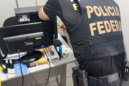Agentes da Polcia Federal vasculham gabinete de vereadores em VG