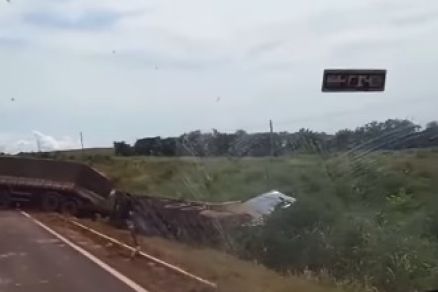 Carreta tombada em grave acidente na BR-158 em Ribeir�o Cascalheira