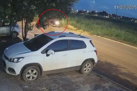 Momento em que coliso entre motos acontece e mata rapaz de 18 anos 