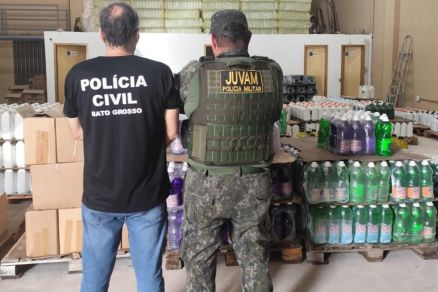 Policial e servidor do Juvam durante apreenso de produtos qumicos 