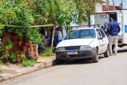 Policiais e peritos no local do crime; corpo foi encontrado no quintal 