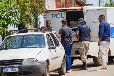 Servidores da Politec em frente ao endere�o onde o crime ocorreu