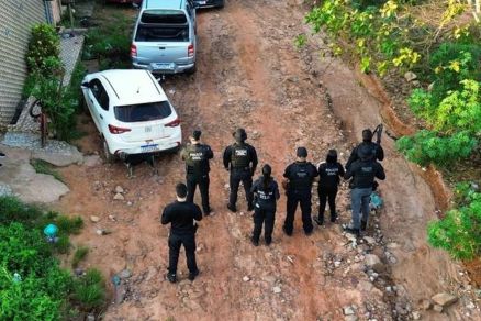 Agentes da Polcia Civil durante megaoperao 