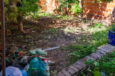 Quintal da casa onde menor foi enterrada,  no Jardim Florianpolis