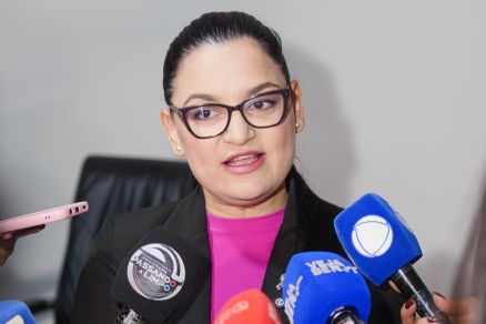 A primeira-dama e vereadora Samantha �ris, que defendeu pr�tica de Abilio Brunini