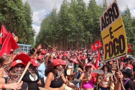 Mulheres do MST invadem rea da empresa de celulose Suzano em Aracruz (ES)