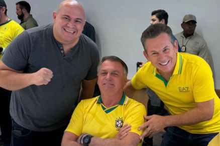 O governador Mauro Mendes ao lado do ex-presidente Jair Bolsonaro e do prefeito de Cuiab Abilio Brunini 