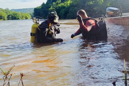 Os bombeiros mergulhadores realizaram buscas pelo rio Itiquira