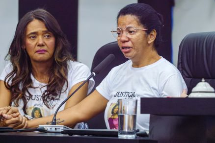 Ana Paula Meridiane Peixoto de Azevedo ( direita) no plenrio da Cmara Municipal