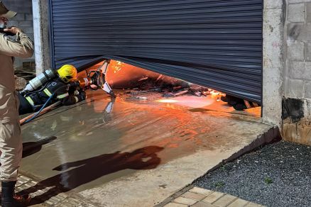 Corpo de Bombeiros durante incndio registrado em loja de mveis 