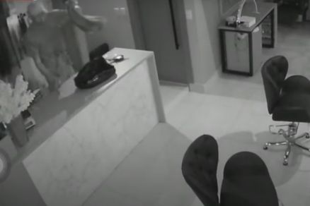 Momento em que ladro faz o limpa em vitrine e coloca cabelos em mochila 
