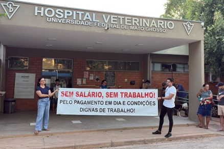 Servidores do Hospital Veterin�rio da UFMT em protesto reivindicando pagamento de sal�rio 