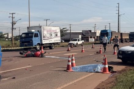 O corpo do motociclista que morreu na manh desta quarta em Sinop