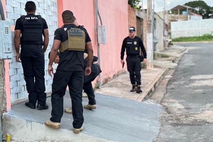 Policiais civisis durante o cumprimento de ordens judicias pela Operao Falso Profeta