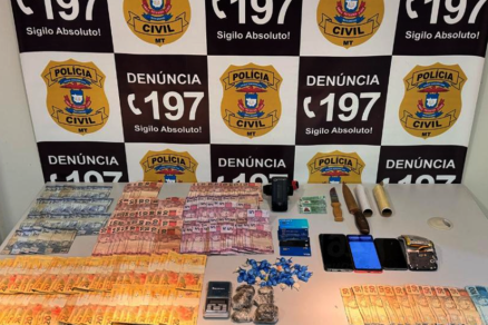 Foram apreendidos; 57 pores de pasta-base de cocana, seis pores de Skunk, uma balana de preciso e R$ 2.570 em espcie.