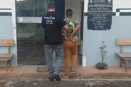 Policial civil realizando a priso de alvo da Operao Paradisus