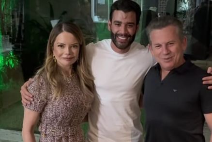 A primeira-dama do Estado, Virginia Mendes, o cantor Gusttavo Lima e o governador Mauro Mendes