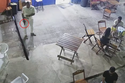 O subtenente aposentado da PM ficou com a arma em mos e ameaou outras pessoas aps atirar na vtima