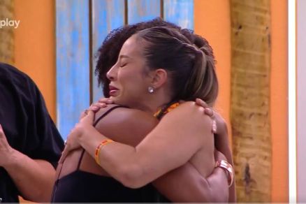 Aline e Renata se abra�am ap�s destru�rem objetos familiares no Sincer�o do BBB 25