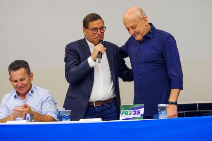 O suplente de senador Mauro Carvalho, o vice-governador Otaviano Pivetta, e o governador Mauro Mendes sentado